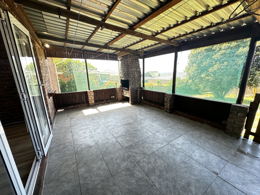 To Let 4 Bedroom Property for Rent in Winterstrand Eastern Cape